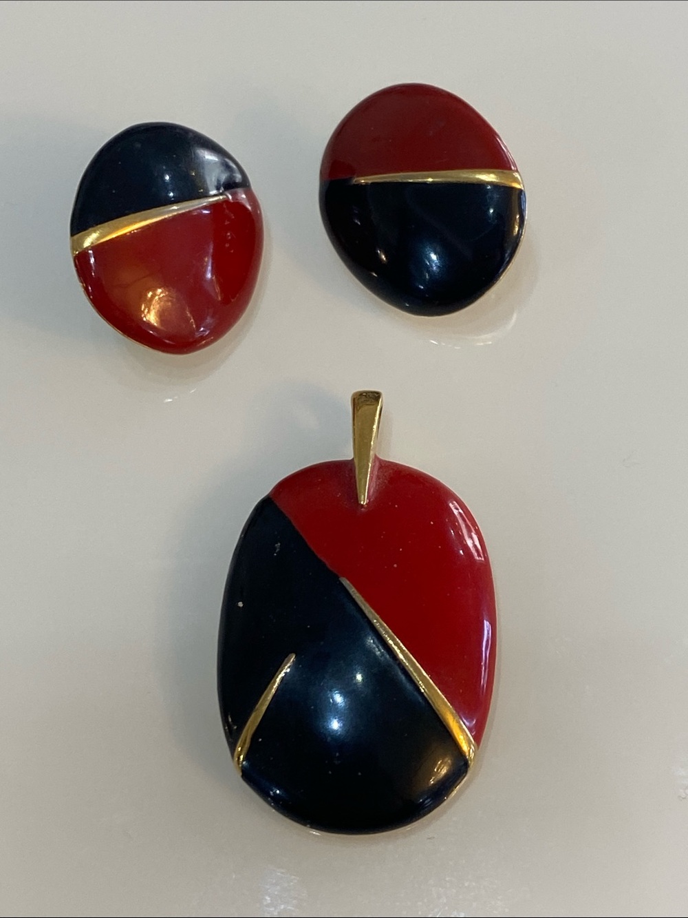 TRIFARI VINTAGE MODERNIST ENAMEL RED BLACK NECKLACE PENDANT SIGNED & EARRINGS